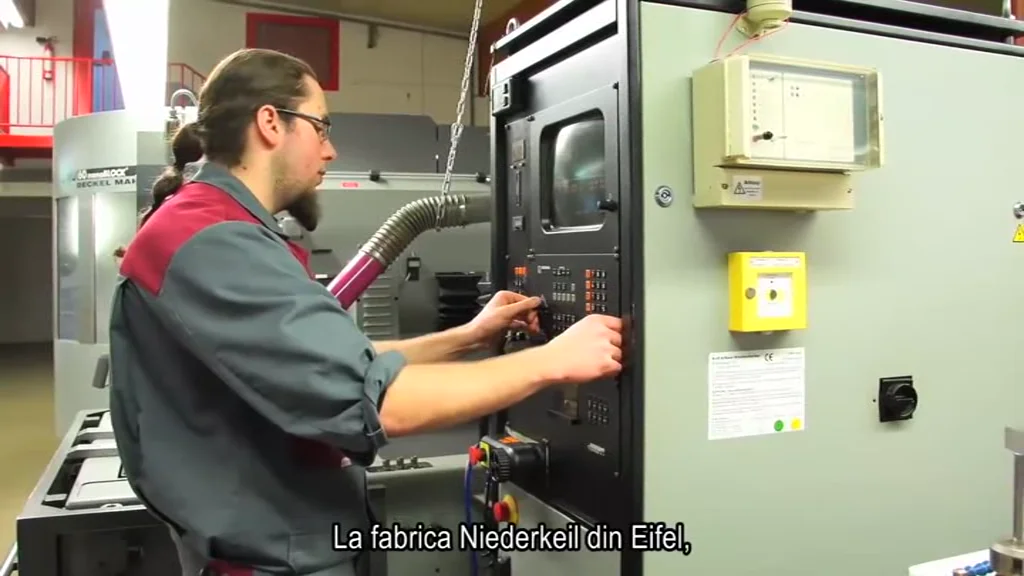 Lucru la un utilaj în fabrica Börner, cadru din filmul de prezentare